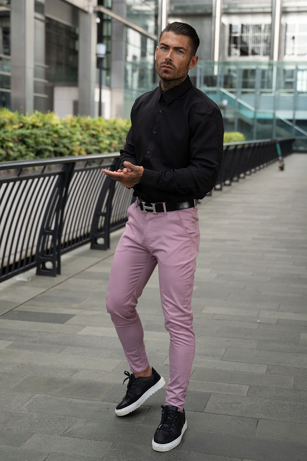 Guys' Summer Weekend Outfit Formulas, men's pink linen shirt, white pants,  and moccasins summer outfit 1 | Divine Style